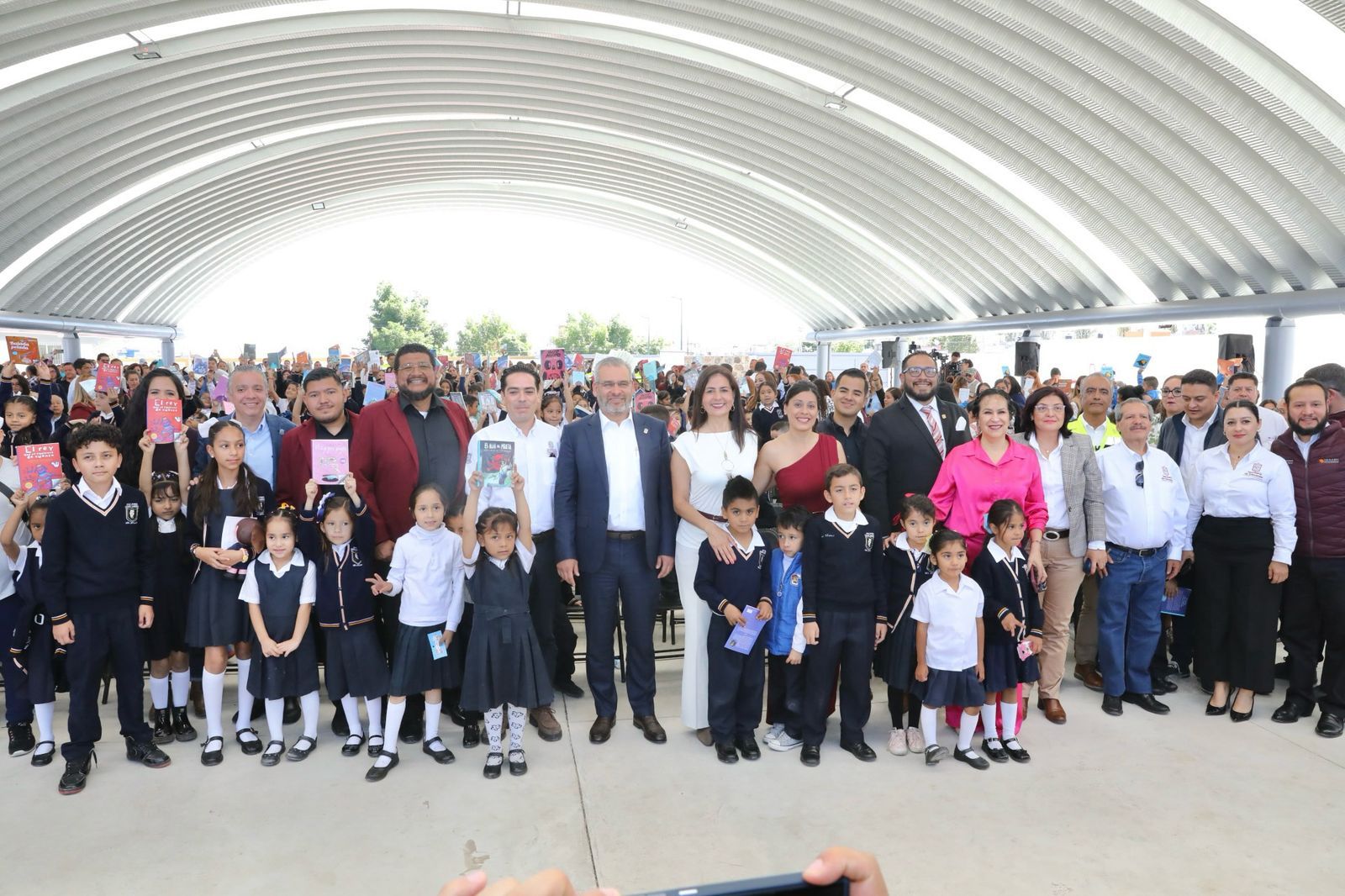 Inaugura Bedolla preescolar y primaria en Villas del Pedregal